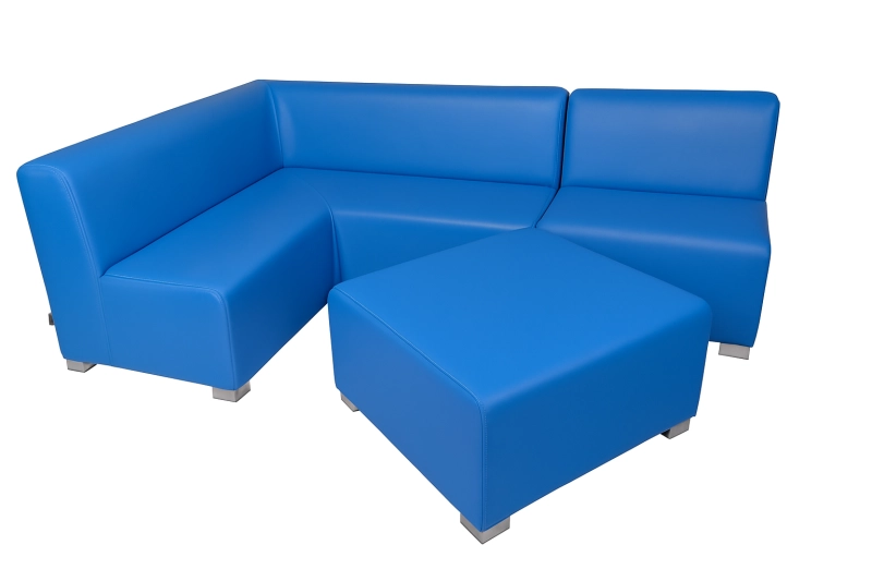 Nowoczesna niebieska sofa z pufą.png