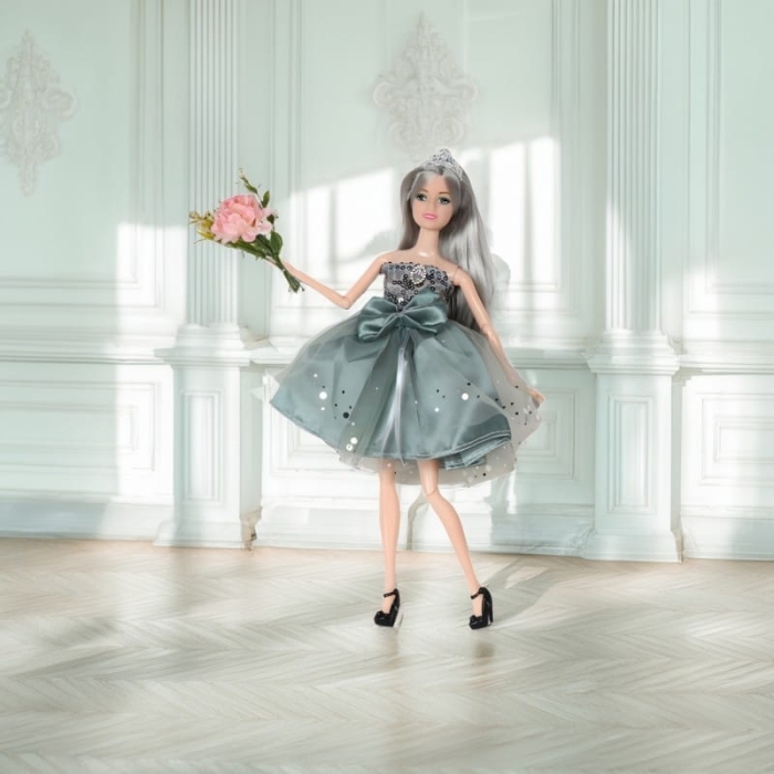 WOOPIE ROYAL Lalka Emi w Eleganckiej Sukni Tiulowej z Kokardą i Bukietem