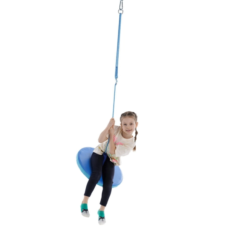 Dziecko ćwiczące na materiałowej huśtawce sensorycznej 50 cm – terapia SI