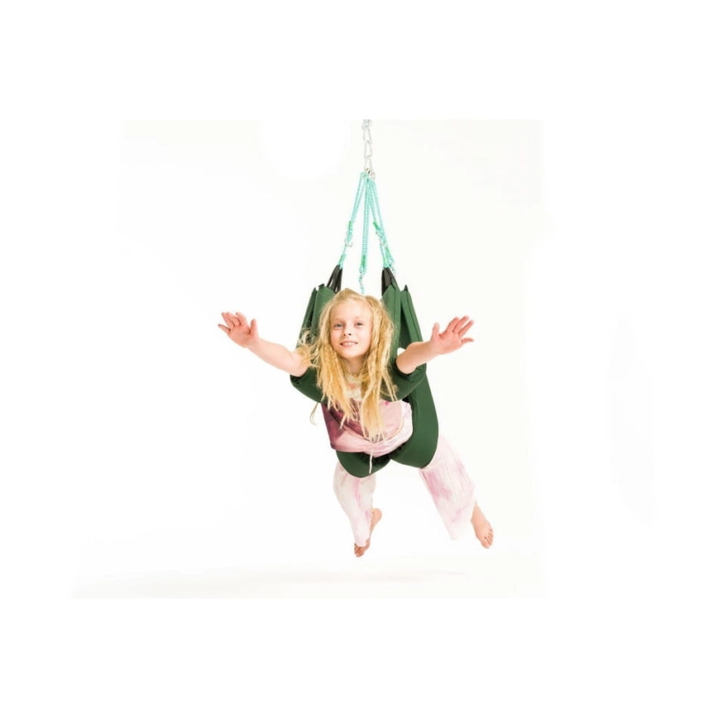 Dziecko ćwiczące koordynację rąk i nóg na helikopterze sensorycznym w sali SI