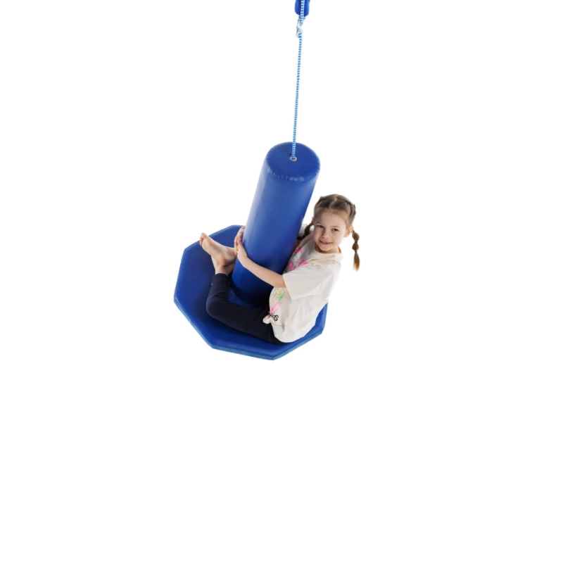 Dziecko ćwiczące równowagę i siłę mięśni na huśtawce typu Grzybek w kolorze granatowym