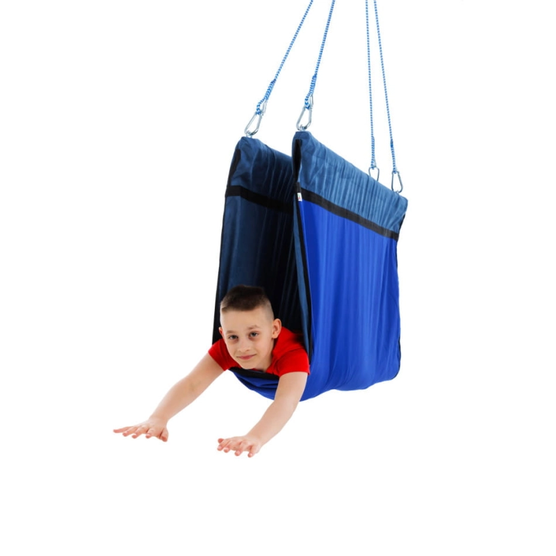 Dziecko ćwiczące równowagę i stabilizację na wąskim hamaku terapeutycznym SI