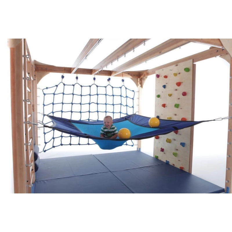 Dziecko ćwiczące planowanie ruchu i odbicia na dużej trampolinie sensorycznej