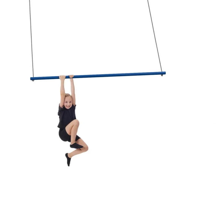 Dziecko balansujące na długim trapezie sensorycznym King of Swings.