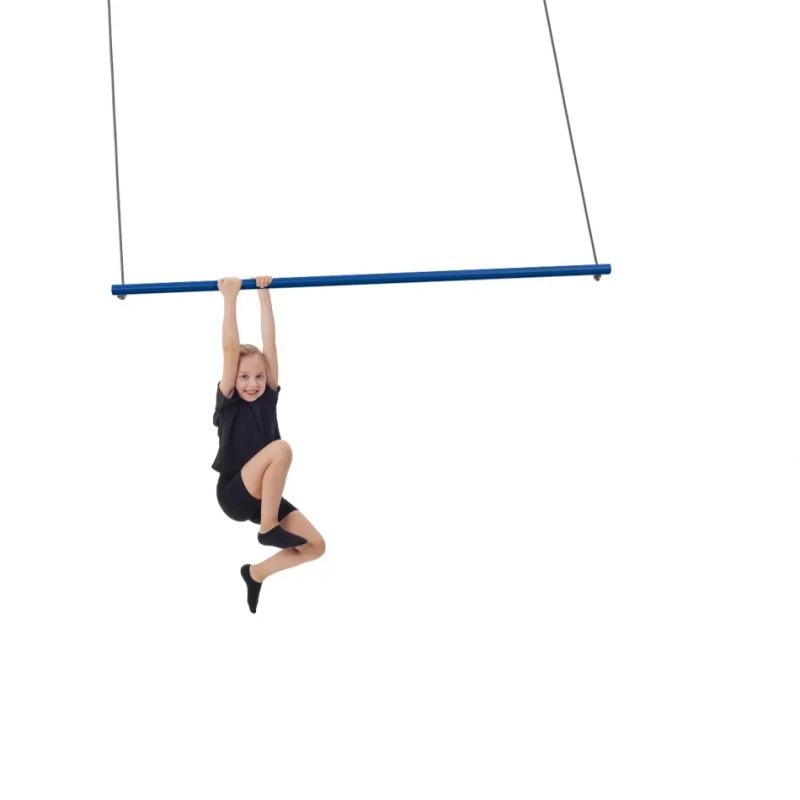 Dziecko balansujące na długim trapezie sensorycznym King of Swings.