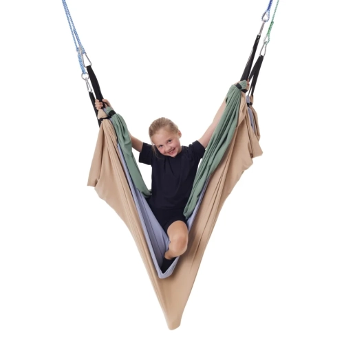 Dziecko wspinające się między warstwami huśtawki akrobatycznej King of Swings