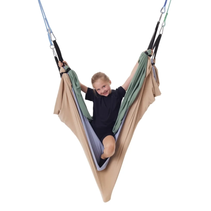 Dziecko wspinające się między warstwami huśtawki akrobatycznej King of Swings