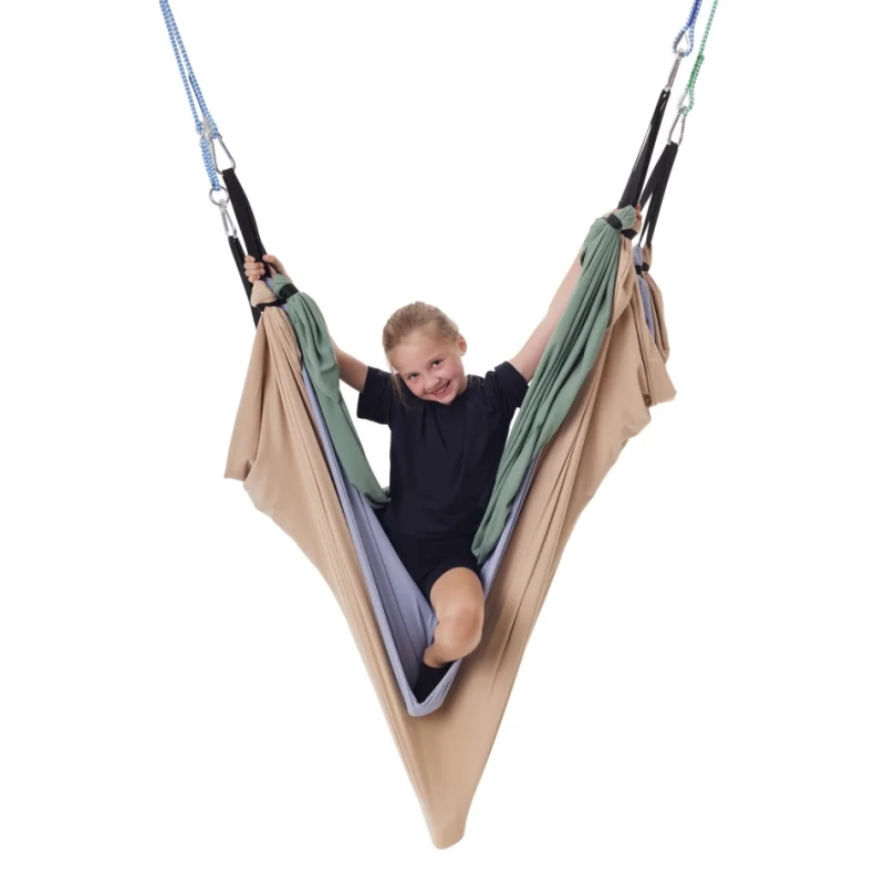 Dziecko wspinające się między warstwami huśtawki akrobatycznej King of Swings