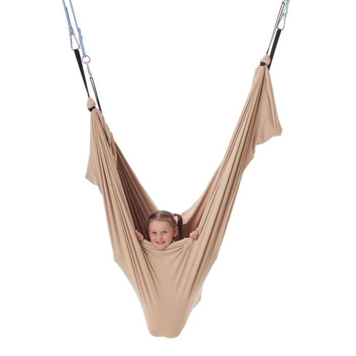 Dziecko wspinające się między warstwami huśtawki akrobatycznej King of Swings