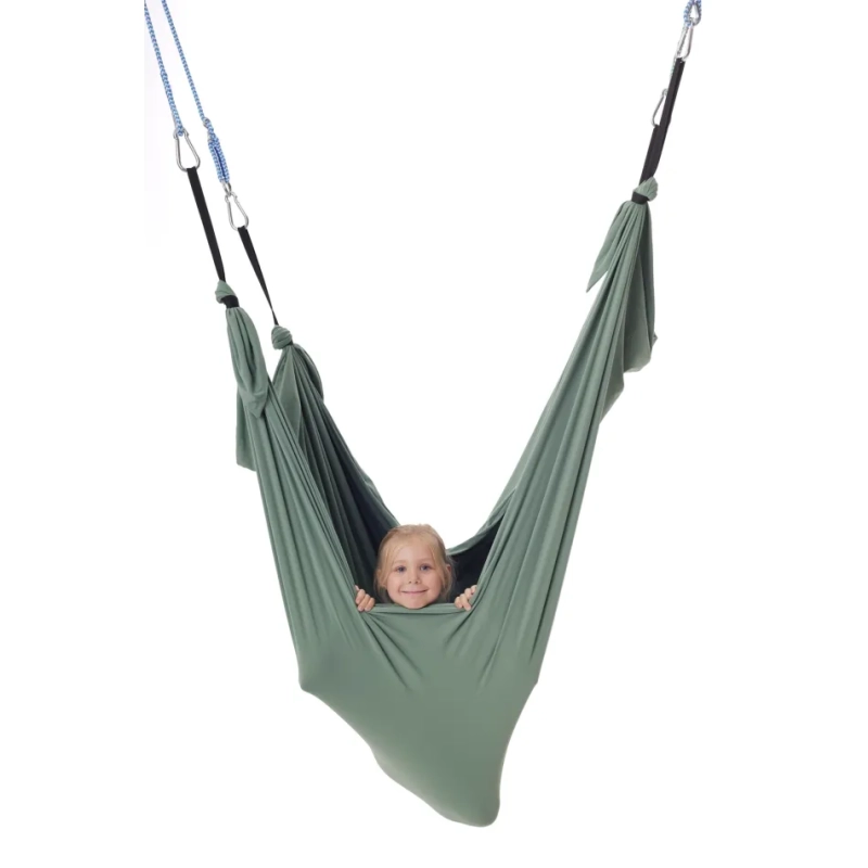 Dziecko wspinające się między warstwami huśtawki akrobatycznej King of Swings