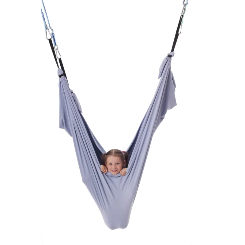 Dziecko wspinające się między warstwami huśtawki akrobatycznej King of Swings