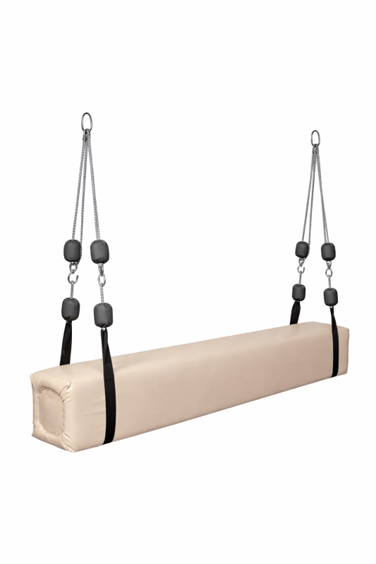 Podwieszany konik kwadratowy w kolorze kawy z mlekiem bez belki – platforma sensoryczna do ćwiczeń równoważnych.