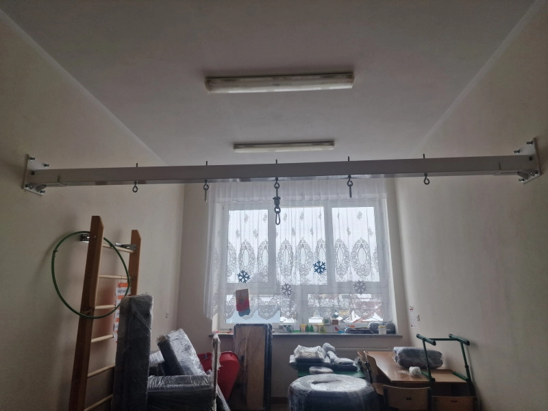 Kompaktowa belka podsufitowa do 3m – domowe podwiesie sufitowe do sprzętu SI.