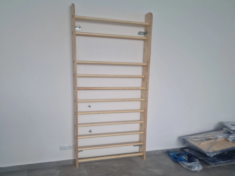 Klasyczna drabinka gimnastyczna drewniana o wysokości 250 cm – pionowy stelaż do ćwiczeń.