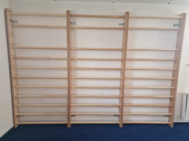 Klasyczna drewniana drabinka gimnastyczna o wysokości 240 cm do ćwiczeń w domu i gabinecie.