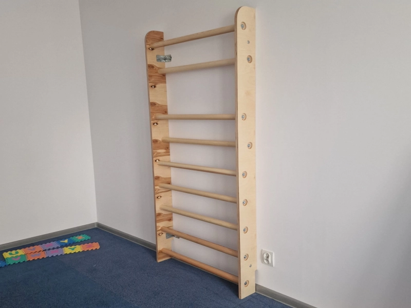 Kompaktowa drewniana drabinka gimnastyczna o wysokości 230 cm do ćwiczeń korekcyjnych.