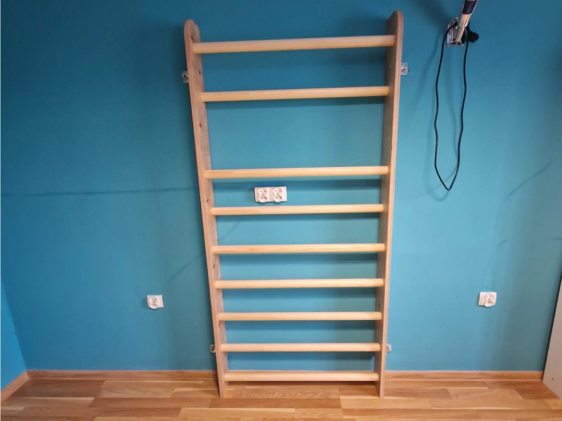 Kompaktowa drewniana drabinka gimnastyczna o wysokości 230 cm do ćwiczeń korekcyjnych.
