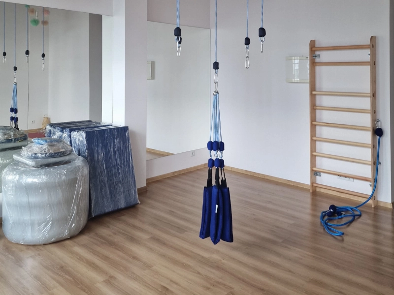 Niska drewniana drabinka gimnastyczna o wysokości 220 cm – stelaż rehabilitacyjny.