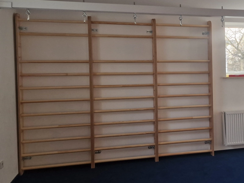 Niska drewniana drabinka gimnastyczna o wysokości 220 cm – stelaż rehabilitacyjny.
