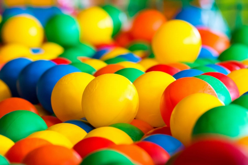 Zestaw 1000 sztuk kolorowych plastikowych piłeczek do suchego basenu o średnicy 6 cm.