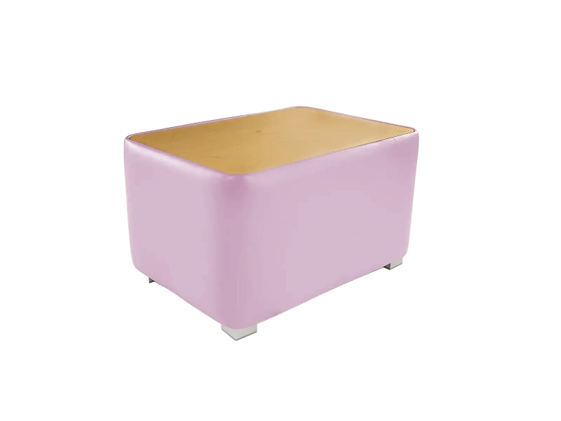 Kwadratowy stolik FUN z naturalnym drewnianym blatem i miękką, tapicerowaną podstawą w kolorze pastelowo-różowym na białym tle.