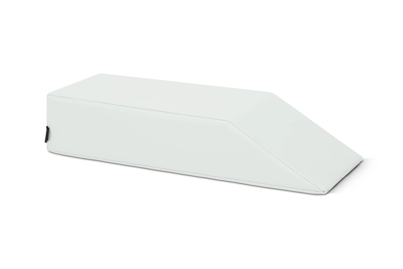 Biały klin rehabilitacyjny 60/40 × 22 × 12 cm do estetycznego wyposażenia gabinetów rehabilitacji, masażu i fizjoterapii.