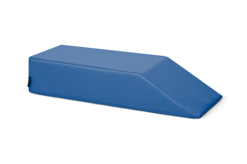 Granatowy klin rehabilitacyjny 60/40 × 22 × 12 cm do stabilnego podparcia ciała pacjenta podczas ćwiczeń i zabiegów.