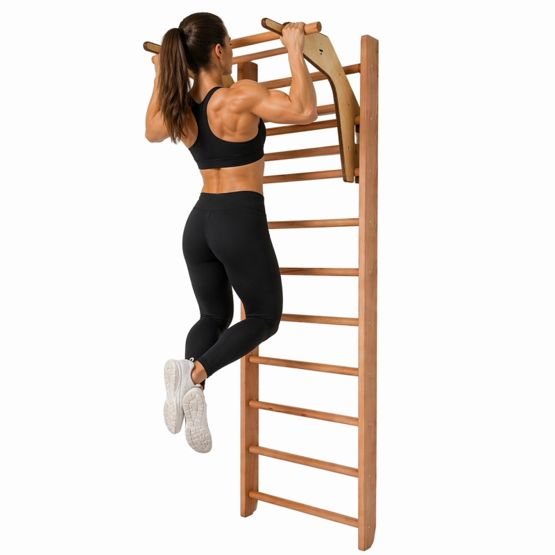 Kobieta wykonująca podciąganie na nakładce treningowej drabinki gimnastycznej FLEX 240 cm