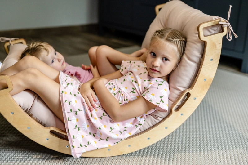Dzieci siedzące w Bujaku Montessori z miękką poduszką
