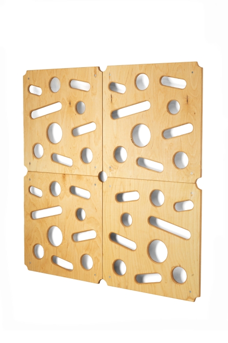 Cztery panele wspinaczkowe 60 × 60 połączone w drewnianą ściankę wspinaczkową