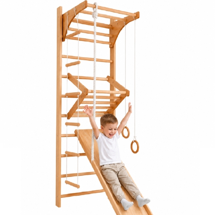 Kącik sportowy dla dzieci COMBI Plus NaturalWood 240 cm – dziecko korzystające ze zjeżdżalni przy drewnianej drabince gimnastycznej