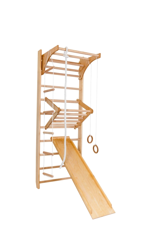 Kącik sportowy COMBI Plus NaturalWood 240 cm z drewnianym wysięgnikiem, zjeżdżalnią, drabinką linową, liną wspinaczkową i kółkami gimnastycznymi