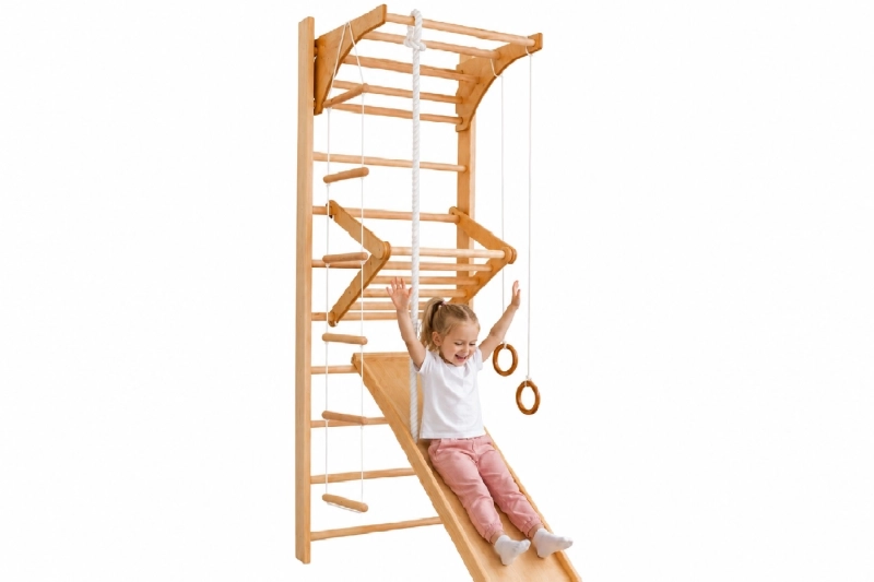 Kącik sportowy dla dzieci COMBI Plus NaturalWood 220 cm – dziecko korzystające ze zjeżdżalni przy drewnianej drabince gimnastycznej