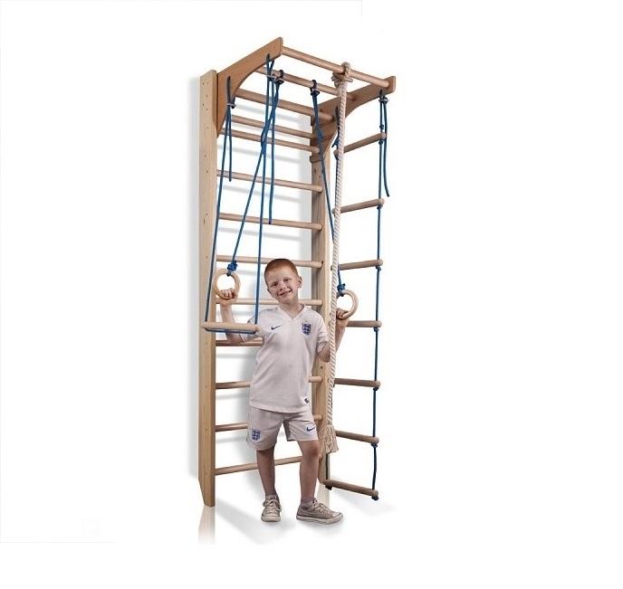 Drabinka gimnastyczna drewniana TOMAS 240 cm z akcesoriami gimnastycznymi i dzieckiem przy zestawie.