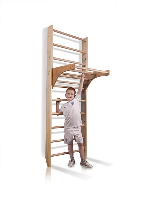 Drewniana drabinka gimnastyczna KINDER 220 cm z drążkiem i dzieckiem korzystającym z konstrukcji.