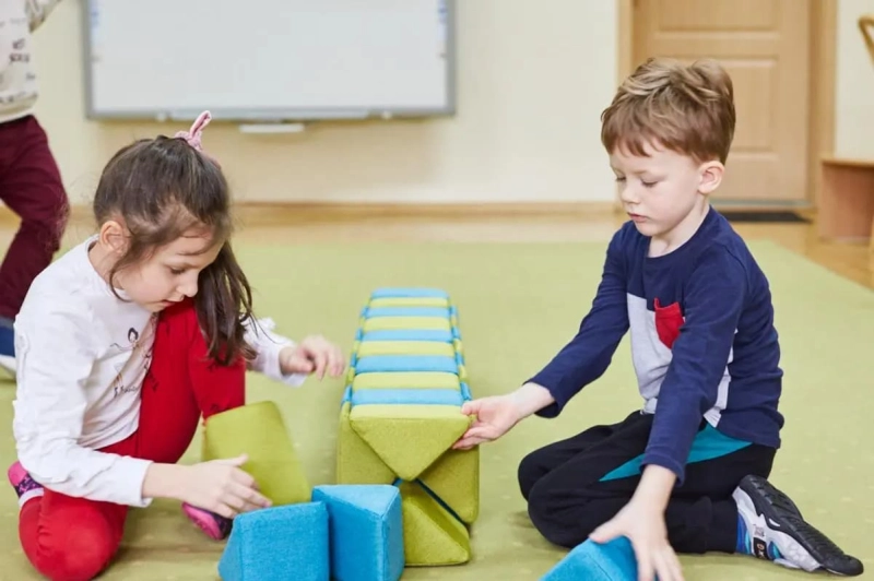 Zestaw klocków magnetycznych Fun JollyHeap – 300 dużych piankowych klocków.