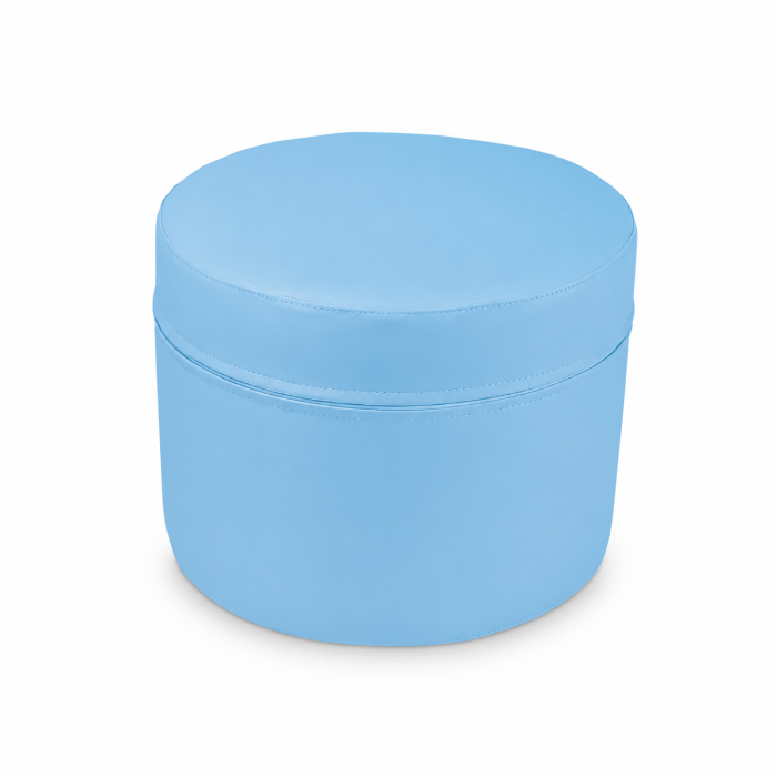 Błękitna pufa na białym tle
